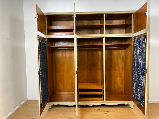 WMK I Sehr schöner weißer Mid-Century Kleiderschrank aus vollem Holz mit Glastüren, Schubladen & Aufsatz I Schrank Wardrobe Wäsche Schlafzimmer Chippendale Vintage Boho Shabby Chic Berlin Aachen Jena