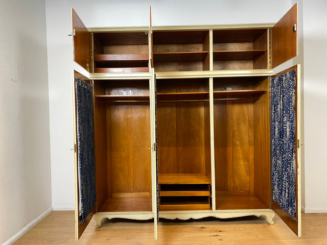 WMK I Sehr schöner weißer Mid-Century Kleiderschrank aus vollem Holz mit Glastüren, Schubladen & Aufsatz I Schrank Wardrobe Wäsche Schlafzimmer Chippendale Vintage Boho Shabby Chic Berlin Aachen Jena