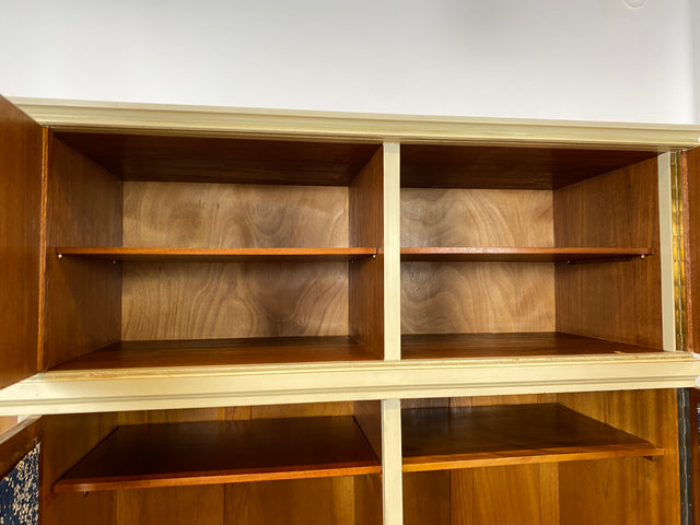 WMK I Sehr schöner weißer Mid-Century Kleiderschrank aus vollem Holz mit Glastüren, Schubladen & Aufsatz I Schrank Wardrobe Wäsche Schlafzimmer Chippendale Vintage Boho Shabby Chic Berlin Aachen Jena