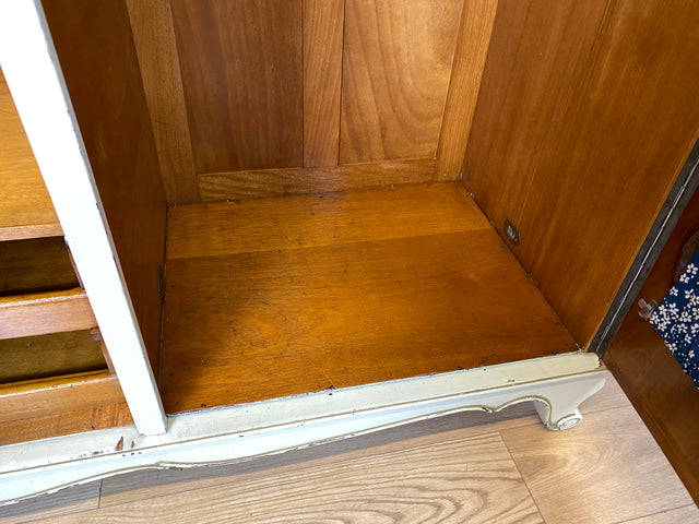 WMK I Sehr schöner weißer Mid-Century Kleiderschrank aus vollem Holz mit Glastüren, Schubladen & Aufsatz I Schrank Wardrobe Wäsche Schlafzimmer Chippendale Vintage Boho Shabby Chic Berlin Aachen Jena