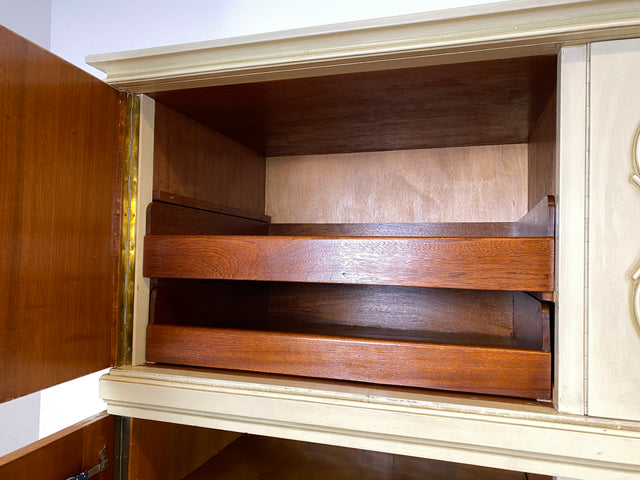 WMK I Sehr schöner weißer Mid-Century Kleiderschrank aus vollem Holz mit Glastüren, Schubladen & Aufsatz I Schrank Wardrobe Wäsche Schlafzimmer Chippendale Vintage Boho Shabby Chic Berlin Aachen Jena