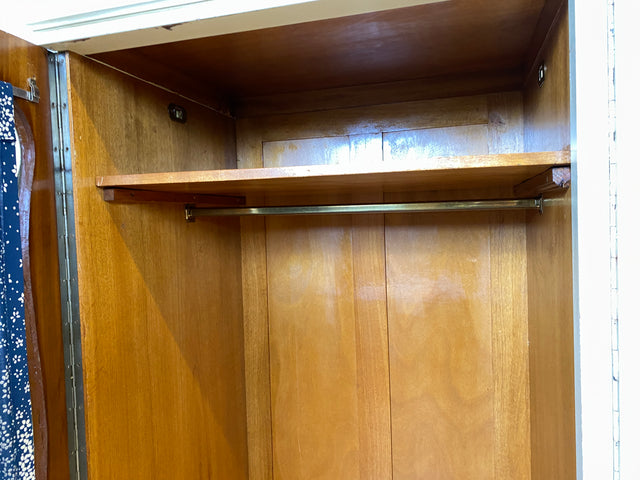 WMK I Sehr schöner weißer Mid-Century Kleiderschrank aus vollem Holz mit Glastüren, Schubladen & Aufsatz I Schrank Wardrobe Wäsche Schlafzimmer Chippendale Vintage Boho Shabby Chic Berlin Aachen Jena