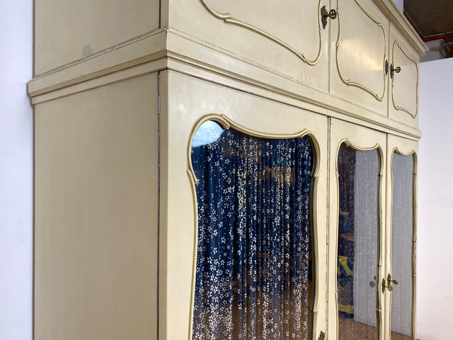 WMK I Sehr schöner weißer Mid-Century Kleiderschrank aus vollem Holz mit Glastüren, Schubladen & Aufsatz I Schrank Wardrobe Wäsche Schlafzimmer Chippendale Vintage Boho Shabby Chic Berlin Aachen Jena