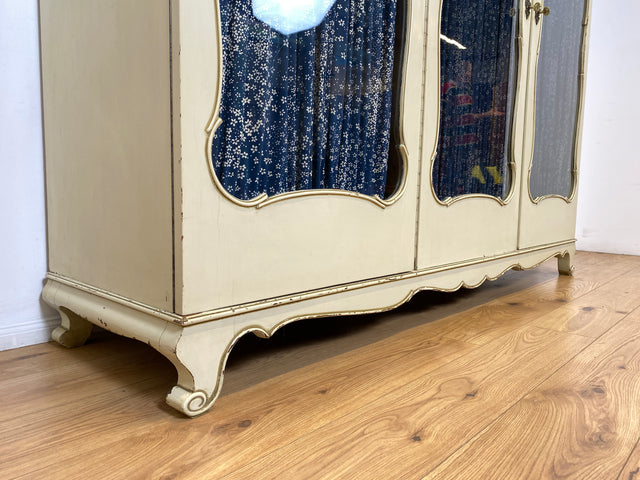 WMK I Sehr schöner weißer Mid-Century Kleiderschrank aus vollem Holz mit Glastüren, Schubladen & Aufsatz I Schrank Wardrobe Wäsche Schlafzimmer Chippendale Vintage Boho Shabby Chic Berlin Aachen Jena