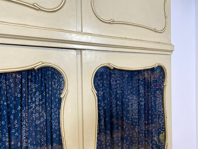 WMK I Sehr schöner weißer Mid-Century Kleiderschrank aus vollem Holz mit Glastüren, Schubladen & Aufsatz I Schrank Wardrobe Wäsche Schlafzimmer Chippendale Vintage Boho Shabby Chic Berlin Aachen Jena