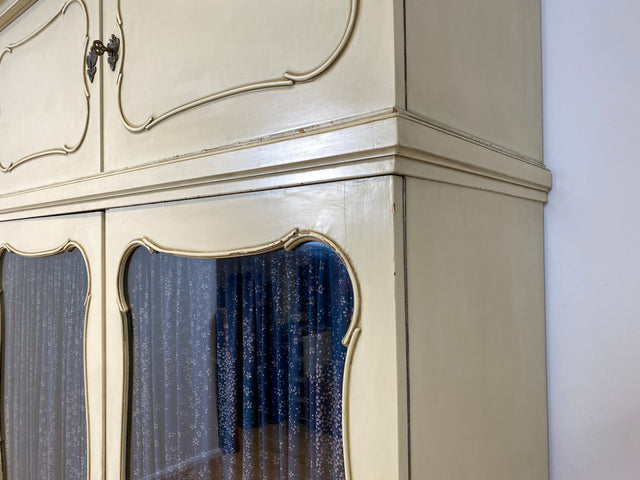 WMK I Sehr schöner weißer Mid-Century Kleiderschrank aus vollem Holz mit Glastüren, Schubladen & Aufsatz I Schrank Wardrobe Wäsche Schlafzimmer Chippendale Vintage Boho Shabby Chic Berlin Aachen Jena