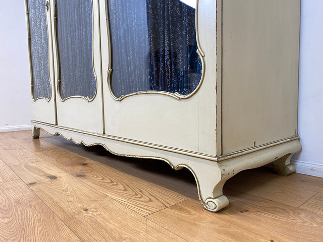 WMK I Sehr schöner weißer Mid-Century Kleiderschrank aus vollem Holz mit Glastüren, Schubladen & Aufsatz I Schrank Wardrobe Wäsche Schlafzimmer Chippendale Vintage Boho Shabby Chic Berlin Aachen Jena