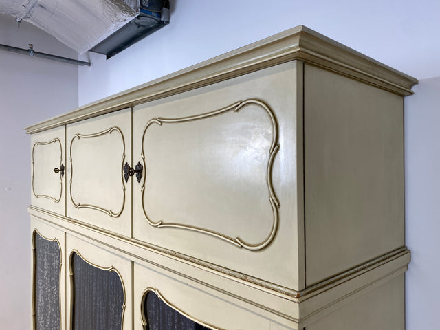 WMK I Sehr schöner weißer Mid-Century Kleiderschrank aus vollem Holz mit Glastüren, Schubladen & Aufsatz I Schrank Wardrobe Wäsche Schlafzimmer Chippendale Vintage Boho Shabby Chic Berlin Aachen Jena