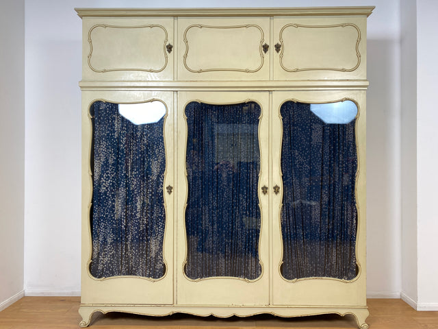 WMK I Sehr schöner weißer Mid-Century Kleiderschrank aus vollem Holz mit Glastüren, Schubladen & Aufsatz I Schrank Wardrobe Wäsche Schlafzimmer Chippendale Vintage Boho Shabby Chic Berlin Aachen Jena