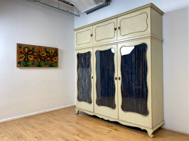 WMK I Sehr schöner weißer Mid-Century Kleiderschrank aus vollem Holz mit Glastüren, Schubladen & Aufsatz I Schrank Wardrobe Wäsche Schlafzimmer Chippendale Vintage Boho Shabby Chic Berlin Aachen Jena