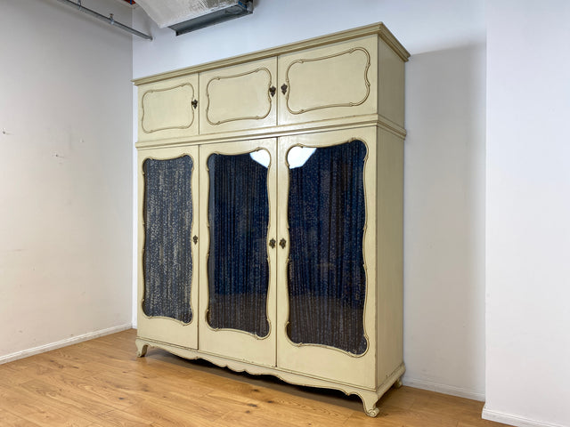 WMK I Sehr schöner weißer Mid-Century Kleiderschrank aus vollem Holz mit Glastüren, Schubladen & Aufsatz I Schrank Wardrobe Wäsche Schlafzimmer Chippendale Vintage Boho Shabby Chic Berlin Aachen Jena