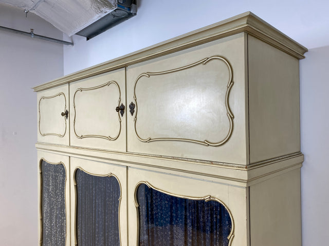 WMK I Sehr schöner weißer Mid-Century Kleiderschrank aus vollem Holz mit Glastüren, Schubladen & Aufsatz I Schrank Wardrobe Wäsche Schlafzimmer Chippendale Vintage Boho Shabby Chic Berlin Aachen Jena