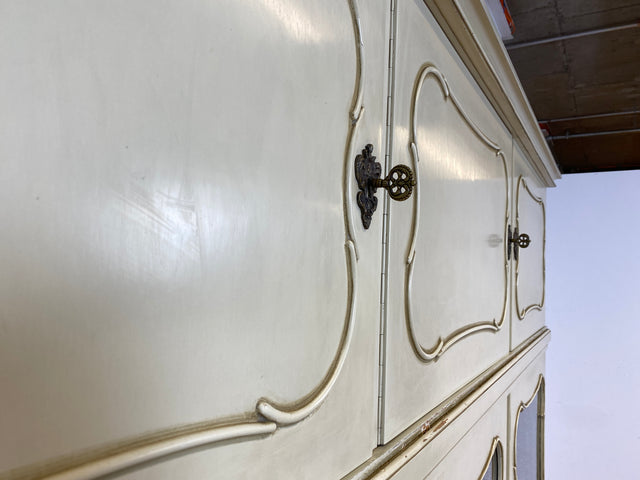 WMK I Sehr schöner weißer Mid-Century Kleiderschrank aus vollem Holz mit Glastüren, Schubladen & Aufsatz I Schrank Wardrobe Wäsche Schlafzimmer Chippendale Vintage Boho Shabby Chic Berlin Aachen Jena