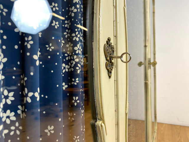 WMK I Sehr schöner weißer Mid-Century Kleiderschrank aus vollem Holz mit Glastüren, Schubladen & Aufsatz I Schrank Wardrobe Wäsche Schlafzimmer Chippendale Vintage Boho Shabby Chic Berlin Aachen Jena