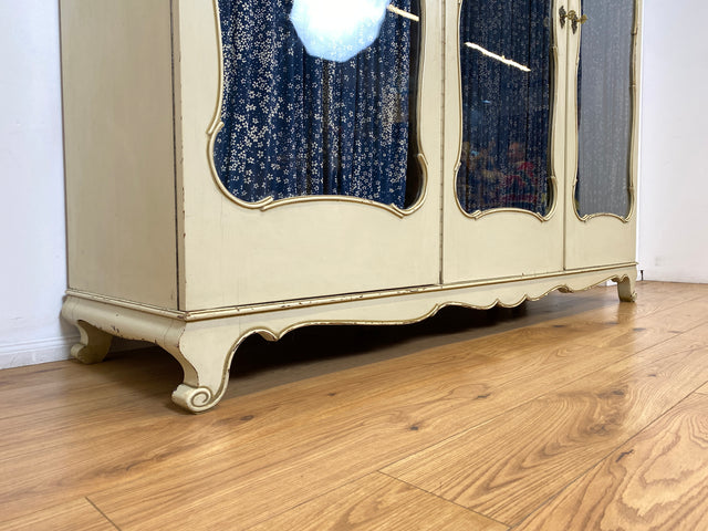 WMK I Sehr schöner weißer Mid-Century Kleiderschrank aus vollem Holz mit Glastüren, Schubladen & Aufsatz I Schrank Wardrobe Wäsche Schlafzimmer Chippendale Vintage Boho Shabby Chic Berlin Aachen Jena