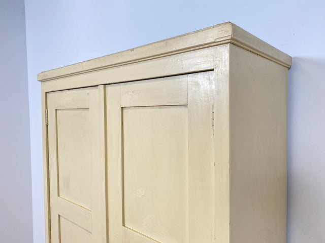 WMK # Schöner und gut erhaltener weißer antiker Kleiderschrank aus vollem Holz mit Messingbeschlägen, um 1910 # Schrank Schlafzimmerschrank Vertiko Wardrobe Wäscheschrank Jugendstil Vintage Berlin