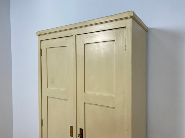 WMK # Schöner und gut erhaltener weißer antiker Kleiderschrank aus vollem Holz mit Messingbeschlägen, um 1910 # Schrank Schlafzimmerschrank Vertiko Wardrobe Wäscheschrank Jugendstil Vintage Berlin