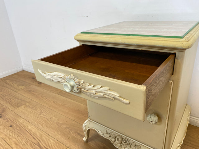 WMK # 1/2 Wunderschöner weißer antiker Nachtisch im Stile des Louis XV, Vollholz, mit Schublade und Glasauflage, um 1930 # Nachtkommode Nachtschrank Kommode Barock Stilmöbel Rokoko Shabby Chic Vintage