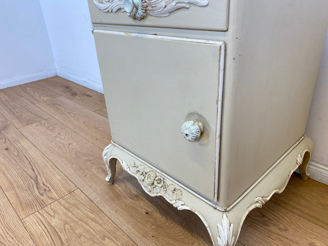 WMK # 1/2 Wunderschöner weißer antiker Nachtisch im Stile des Louis XV, Vollholz, mit Schublade und Glasauflage, um 1930 # Nachtkommode Nachtschrank Kommode Barock Stilmöbel Rokoko Shabby Chic Vintage