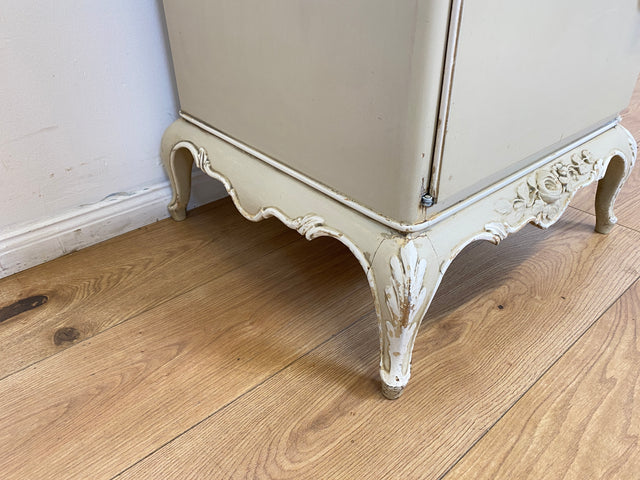 WMK # 1/2 Wunderschöner weißer antiker Nachtisch im Stile des Louis XV, Vollholz, mit Schublade und Glasauflage, um 1930 # Nachtkommode Nachtschrank Kommode Barock Stilmöbel Rokoko Shabby Chic Vintage