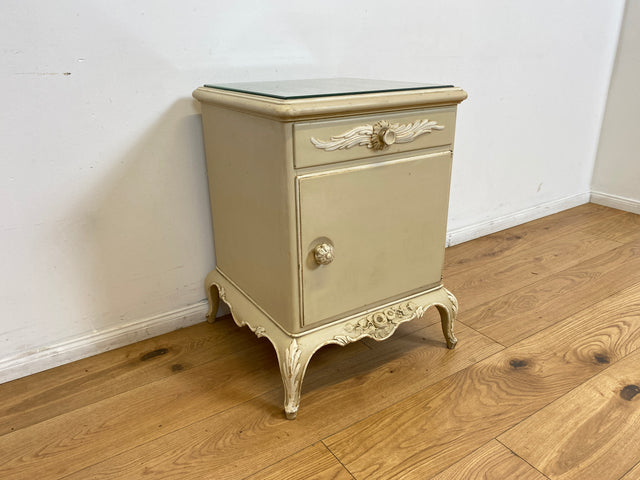 WMK # 1/2 Wunderschöner weißer antiker Nachtisch im Stile des Louis XV, Vollholz, mit Schublade und Glasauflage, um 1930 # Nachtkommode Nachtschrank Kommode Barock Stilmöbel Rokoko Shabby Chic Vintage
