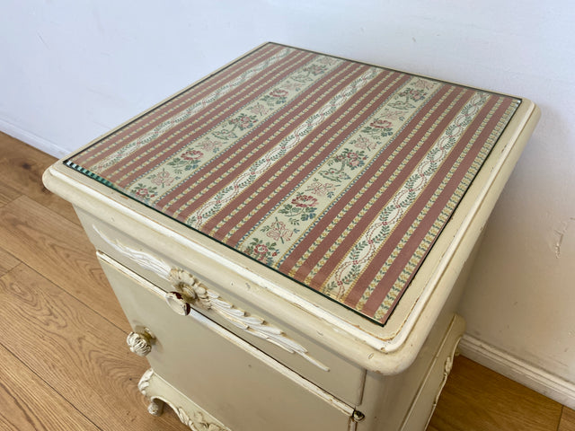 WMK # 1/2 Wunderschöner weißer antiker Nachtisch im Stile des Louis XV, Vollholz, mit Schublade und Glasauflage, um 1930 # Nachtkommode Nachtschrank Kommode Barock Stilmöbel Rokoko Shabby Chic Vintage