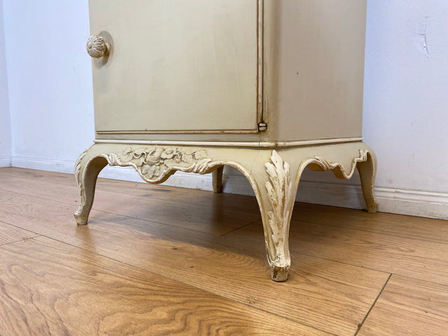 WMK # 1/2 Wunderschöner weißer antiker Nachtisch im Stile des Louis XV, Vollholz, mit Schublade und Glasauflage, um 1930 # Nachtkommode Nachtschrank Kommode Barock Stilmöbel Rokoko Shabby Chic Vintage