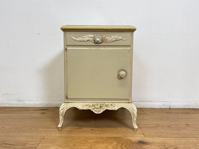 WMK # 1/2 Wunderschöner weißer antiker Nachtisch im Stile des Louis XV, Vollholz, mit Schublade und Glasauflage, um 1930 # Nachtkommode Nachtschrank Kommode Barock Stilmöbel Rokoko Shabby Chic Vintage