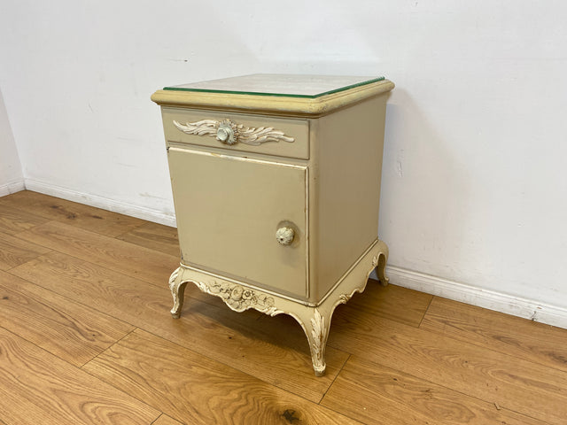 WMK # 1/2 Wunderschöner weißer antiker Nachtisch im Stile des Louis XV, Vollholz, mit Schublade und Glasauflage, um 1930 # Nachtkommode Nachtschrank Kommode Barock Stilmöbel Rokoko Shabby Chic Vintage