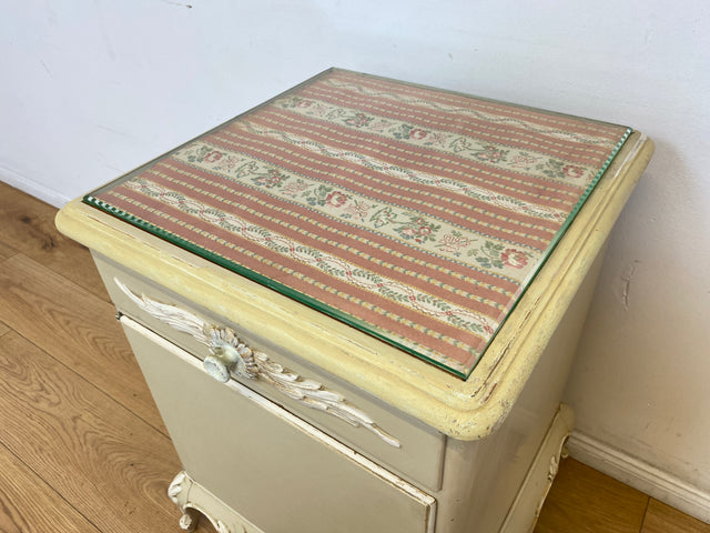 WMK # 1/2 Wunderschöner weißer antiker Nachtisch im Stile des Louis XV, Vollholz, mit Schublade und Glasauflage, um 1930 # Nachtkommode Nachtschrank Kommode Barock Stilmöbel Rokoko Shabby Chic Vintage