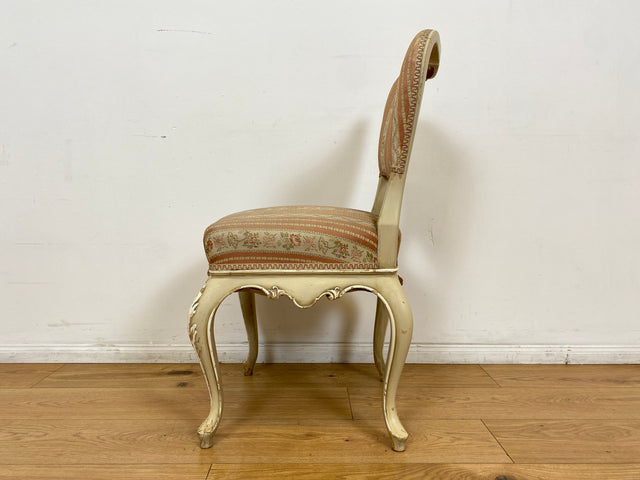 WMK # Wunderschöner weißer antiker Stuhl im Stile des Louis XV, reichverziert und mit vornehmen floralem Originalbezug, um 1930 # Esszimmerstuhl Salonstuhl Barock Stilmöbel Rokoko Shabby Chic Vintage