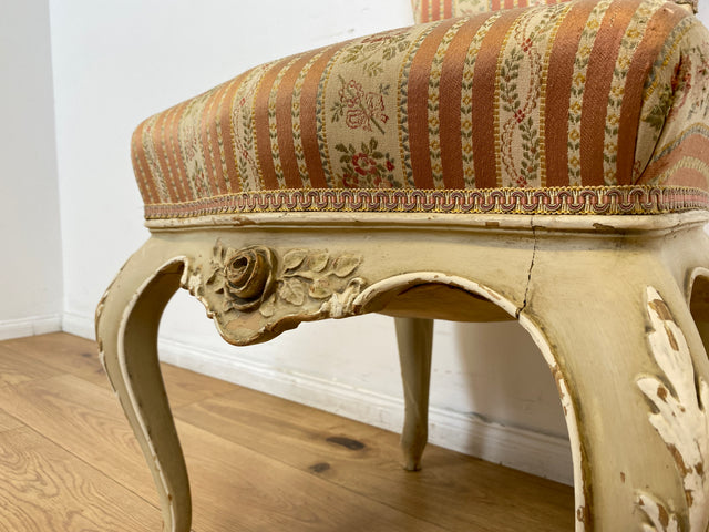 WMK # Wunderschöner weißer antiker Stuhl im Stile des Louis XV, reichverziert und mit vornehmen floralem Originalbezug, um 1930 # Esszimmerstuhl Salonstuhl Barock Stilmöbel Rokoko Shabby Chic Vintage