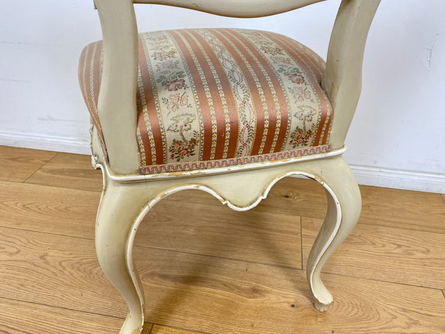 WMK # Wunderschöner weißer antiker Stuhl im Stile des Louis XV, reichverziert und mit vornehmen floralem Originalbezug, um 1930 # Esszimmerstuhl Salonstuhl Barock Stilmöbel Rokoko Shabby Chic Vintage