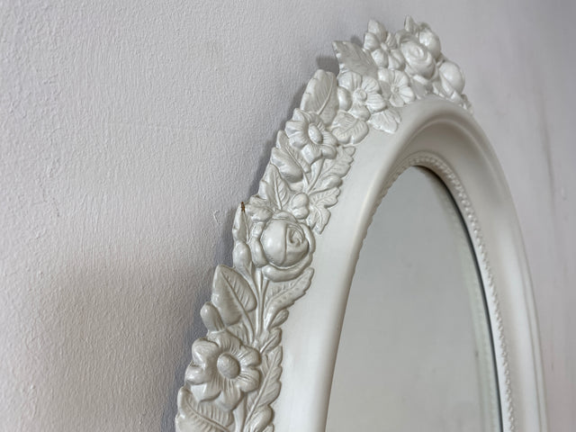WMK I Versand möglich I Sehr schöner weißer ovaler 70er Jahre Spiegel im Barock Stil mit floralem Kunststoff Spiegelrahmen I Wandspiegel Mirror Flurspiegel Rokoko Vintage I Berlin Hannover Düsseldorf
