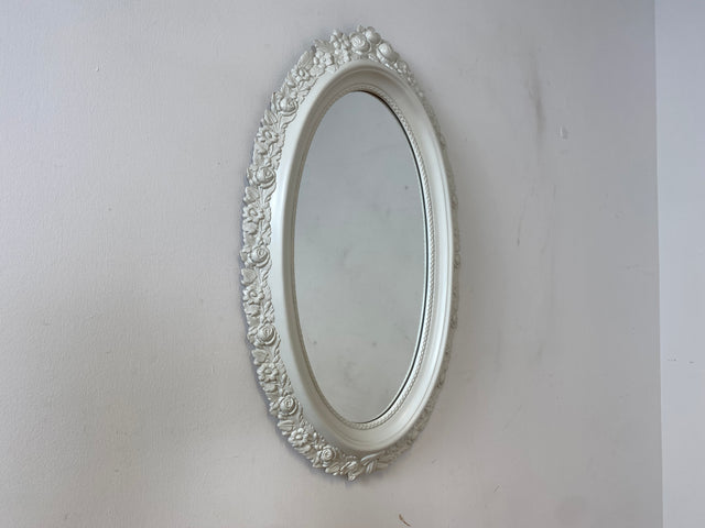 WMK I Versand möglich I Sehr schöner weißer ovaler 70er Jahre Spiegel im Barock Stil mit floralem Kunststoff Spiegelrahmen I Wandspiegel Mirror Flurspiegel Rokoko Vintage I Berlin Hannover Düsseldorf