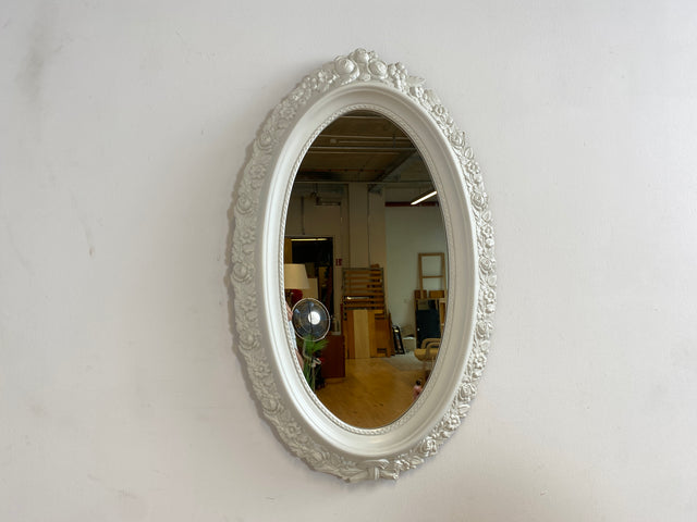 WMK I Versand möglich I Sehr schöner weißer ovaler 70er Jahre Spiegel im Barock Stil mit floralem Kunststoff Spiegelrahmen I Wandspiegel Mirror Flurspiegel Rokoko Vintage I Berlin Hannover Düsseldorf