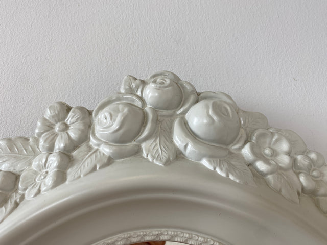 WMK I Versand möglich I Sehr schöner weißer ovaler 70er Jahre Spiegel im Barock Stil mit floralem Kunststoff Spiegelrahmen I Wandspiegel Mirror Flurspiegel Rokoko Vintage I Berlin Hannover Düsseldorf