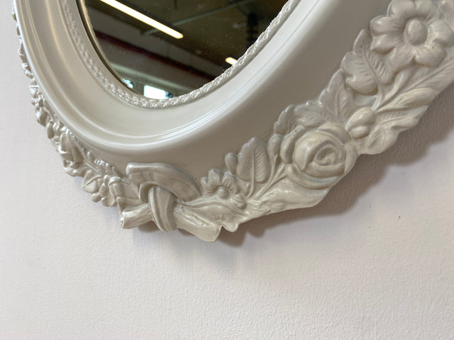 WMK I Versand möglich I Sehr schöner weißer ovaler 70er Jahre Spiegel im Barock Stil mit floralem Kunststoff Spiegelrahmen I Wandspiegel Mirror Flurspiegel Rokoko Vintage I Berlin Hannover Düsseldorf