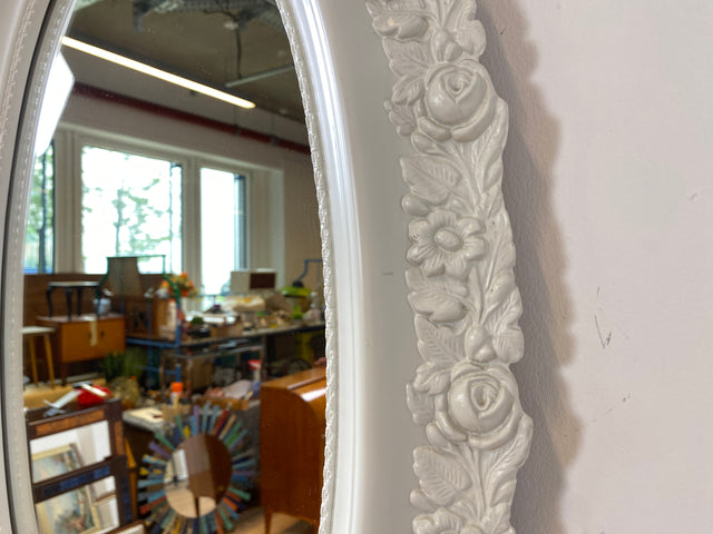 WMK I Versand möglich I Sehr schöner weißer ovaler 70er Jahre Spiegel im Barock Stil mit floralem Kunststoff Spiegelrahmen I Wandspiegel Mirror Flurspiegel Rokoko Vintage I Berlin Hannover Düsseldorf
