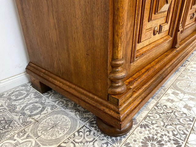 WMK Imposanter & gut erhaltener Gründerzeit Buffettschrank aus massivem Eichenholz, mit Messinggriffen und reichverziert in Handarbeit # Anrichte Buffet Schrank Highboard Antik Historismus Vintage