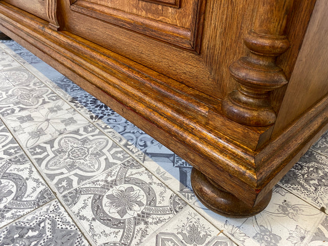 WMK Imposanter & gut erhaltener Gründerzeit Buffettschrank aus massivem Eichenholz, mit Messinggriffen und reichverziert in Handarbeit # Anrichte Buffet Schrank Highboard Antik Historismus Vintage