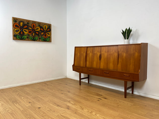 WMK Stilvolles und gut erhaltenes skandinavisches Highboard in Teakholz mit verspiegeltem Barfach, Schiebetüren, & Schubladen # Sideboard Schrank Barschrank Bar Teak Mid-Century Danish Design Vintage