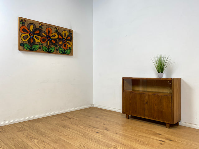 WMK Hübsche & gut erhaltene 50er Jahre Vitrinenkommode aus vollem Holz mit Schiebetüren aus Glas # Schrank Sideboard Barschrank Bar Hausbar Fernsehschrank TV-Lowboard Vitrine Mid-Century 60er Vintage